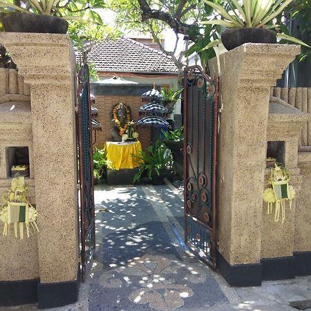 Tirta Yoga Inn Падангбай Екстериор снимка